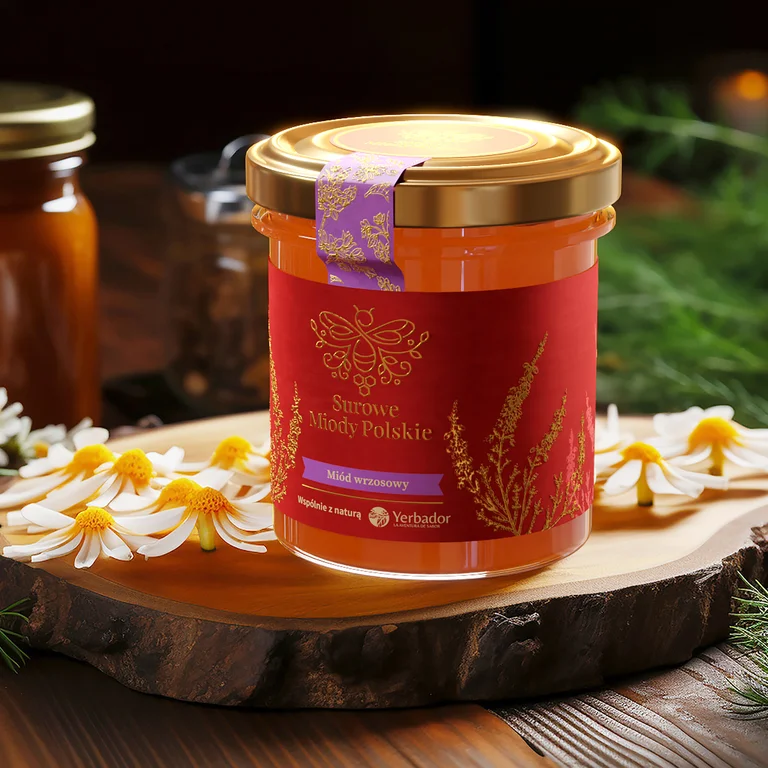 Wizualizacja produktowa słoika miodu Yerbador w aranżacji z drewnem i kwiatami