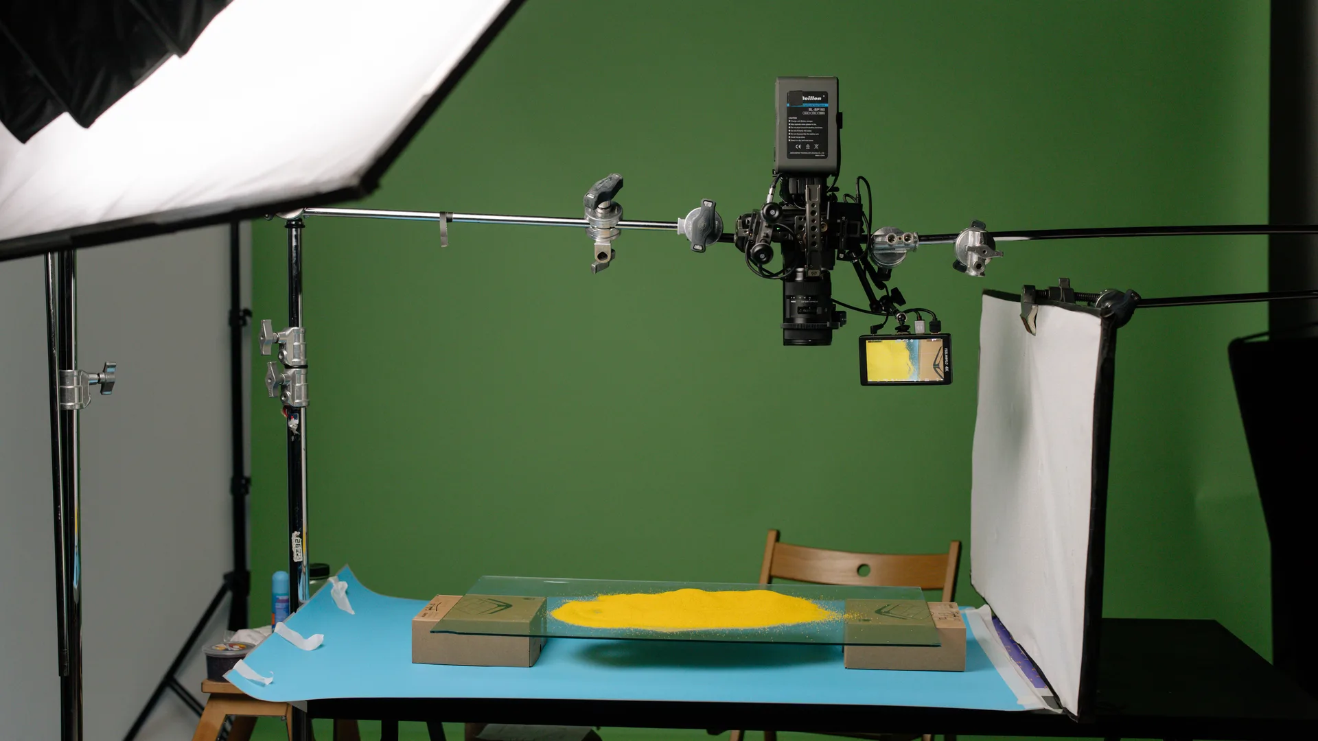 Fotografia referencyjna: Szczegółowy widok profesjonalnego stanowiska w studiu fotograficznym z wyposażeniemujący produkt w precyzyjnym oświetleniu – jak przygotować produkt do prezentacji 360