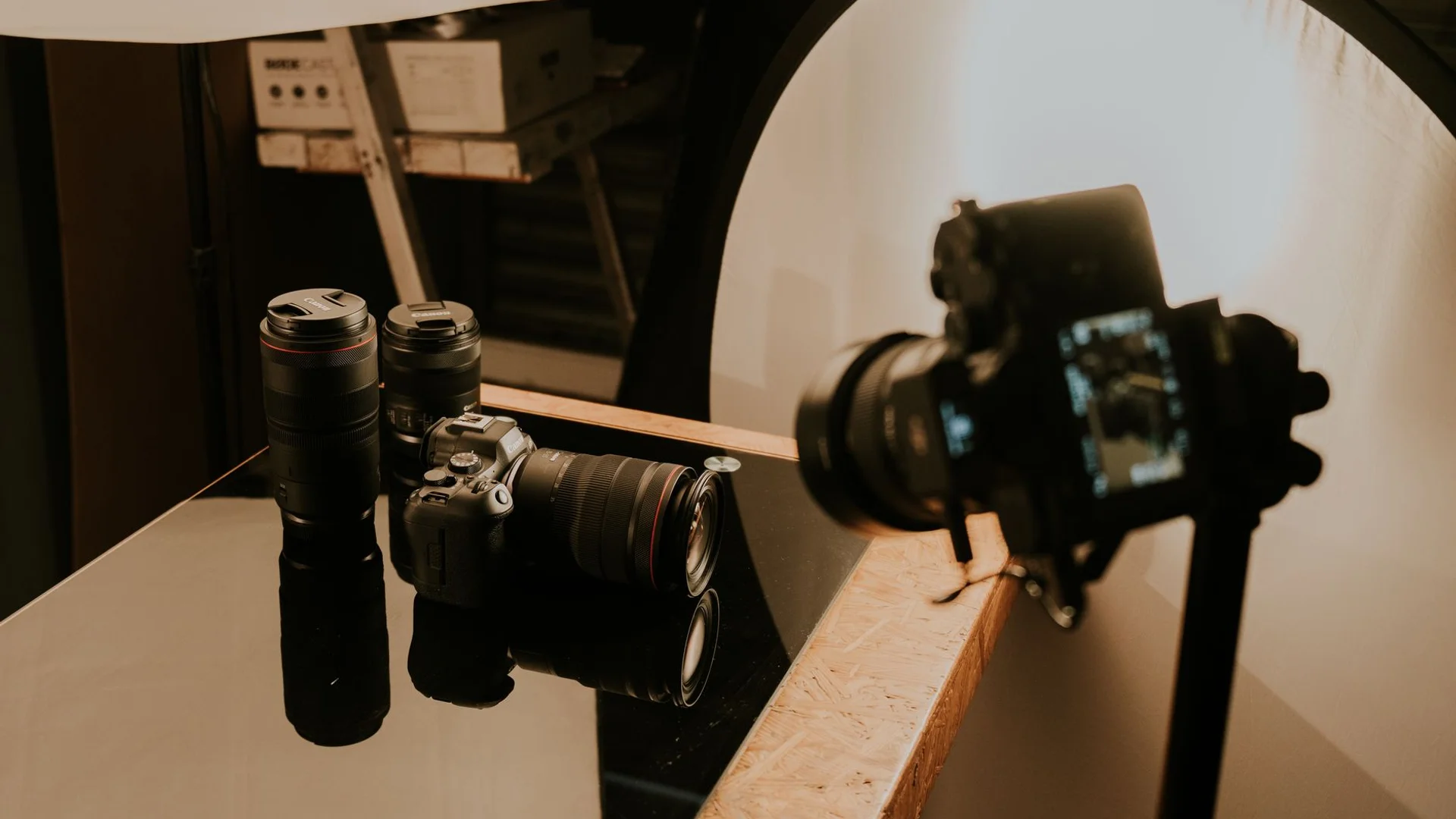 Fotografia referencyjna: Szczegółowy widok profesjonalnego zestawu studyjnego z obiektywami i oświetleniem fotograficznym – packshot 3D czy fotografia produktowa